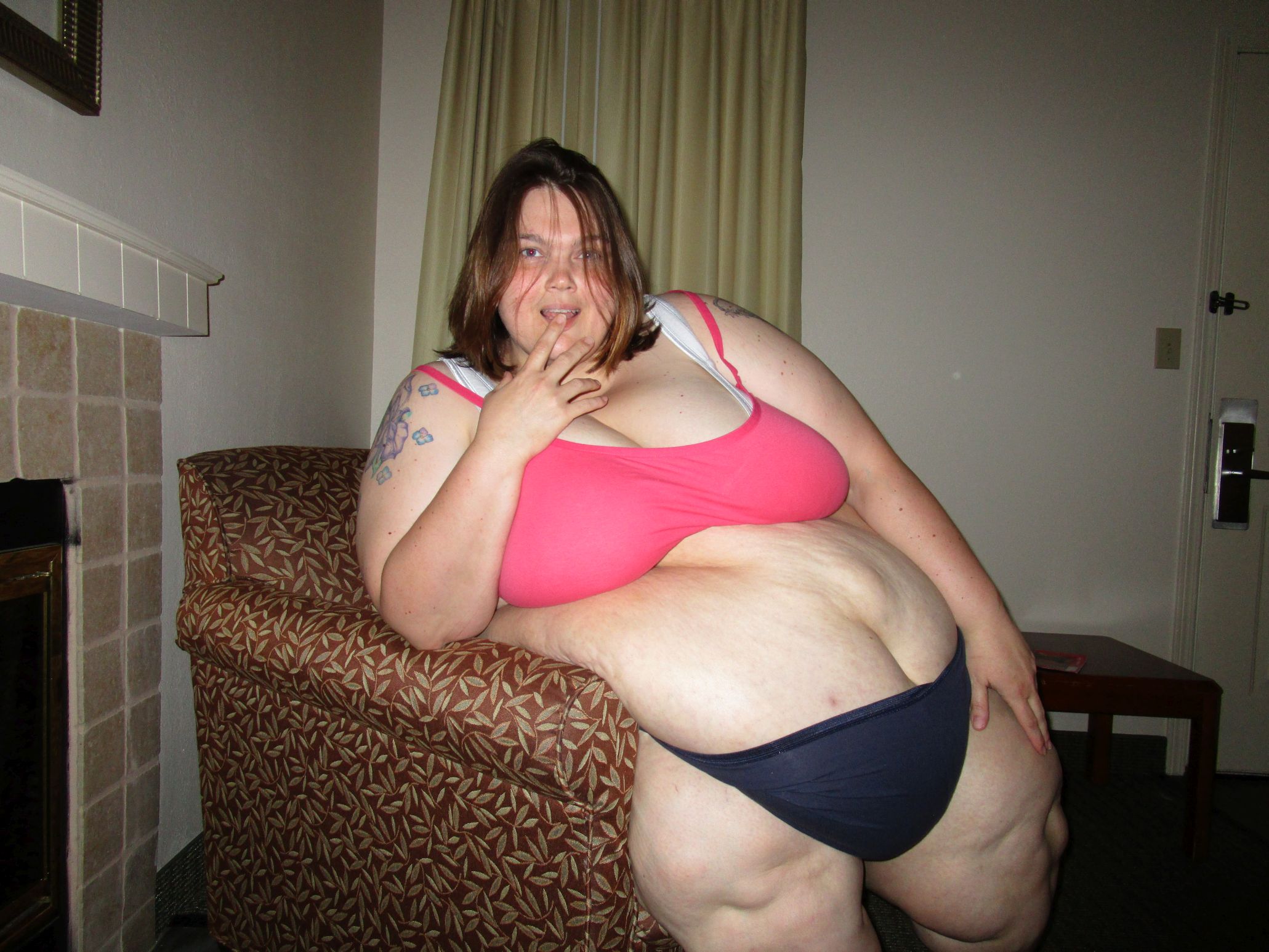 See Kimmy use her beautiful 500lb body to crush guys! 